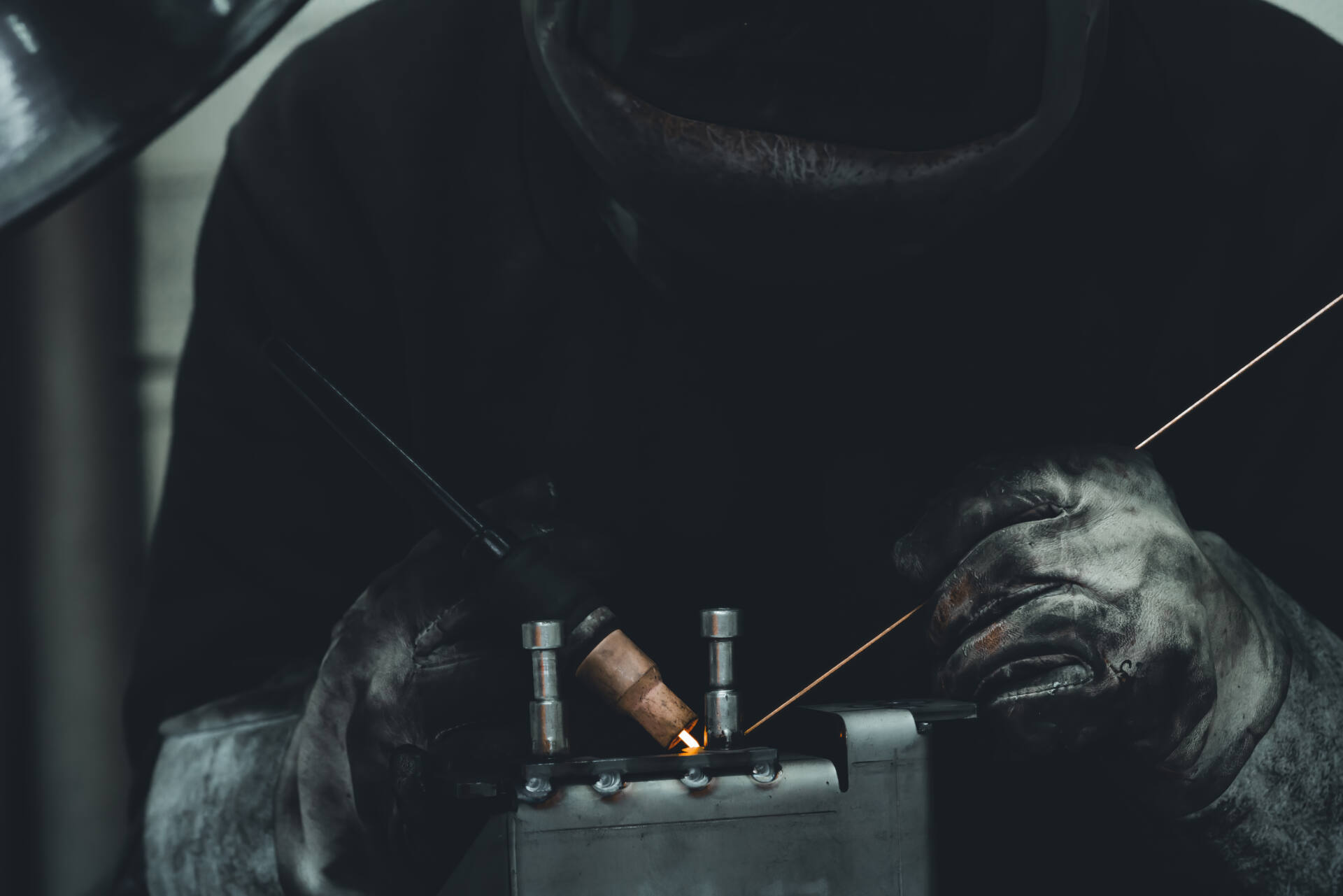 Soldando estructuras y componentes metálicos con precisión y habilidad