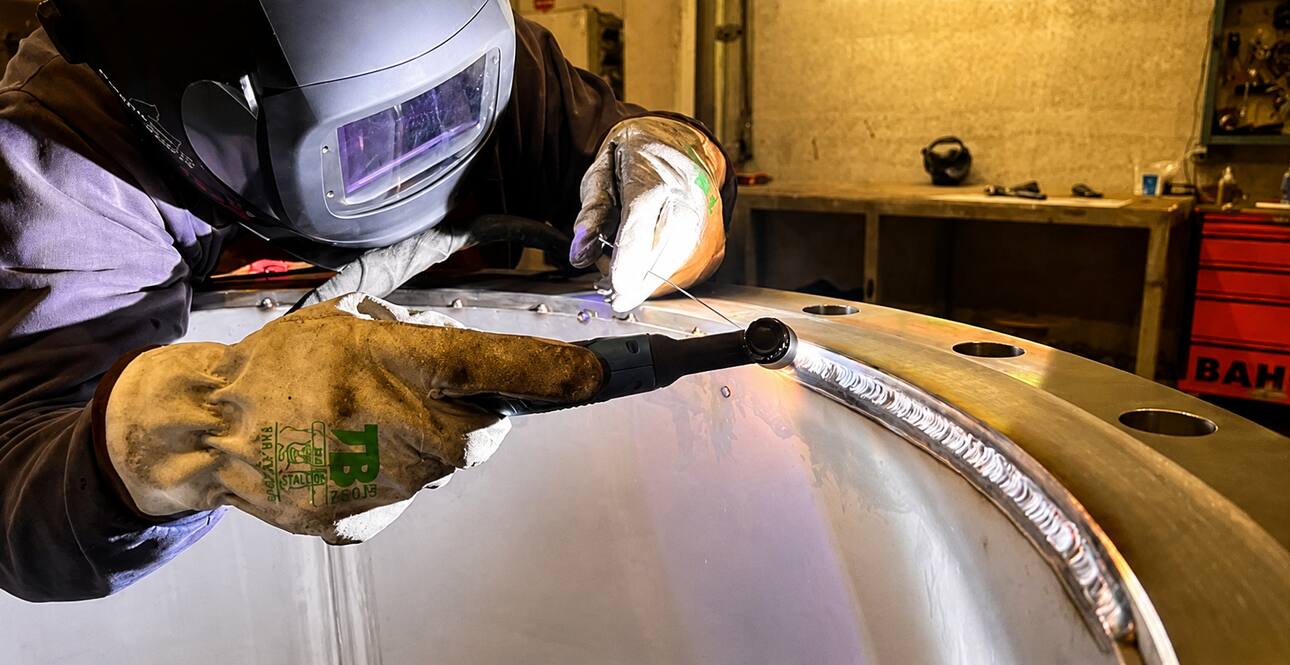 trabajador realizando trabajos de calderería