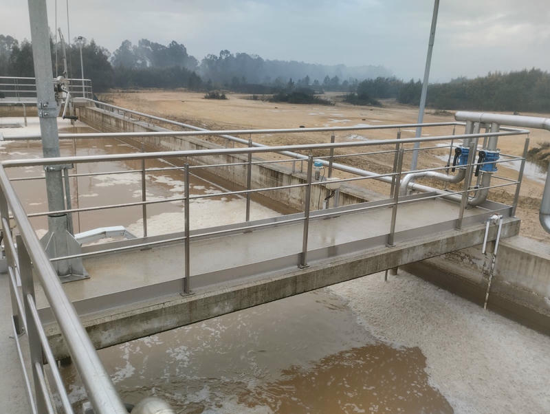 pasarela metálica en planta de tratamiento de aguas