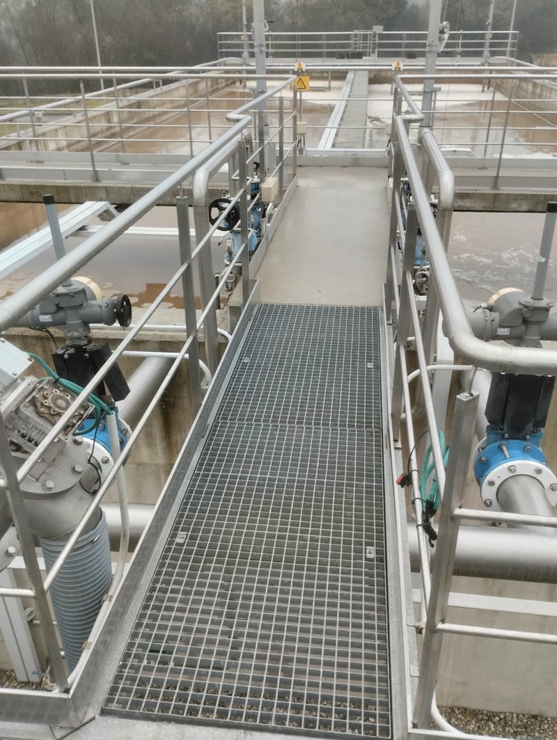 conductos, tuberías y pasarela metálica en planta de tratamiento de agua