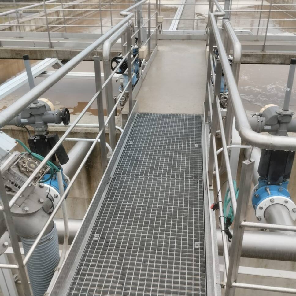 pasarela metálica en planta de tratamiento de agua