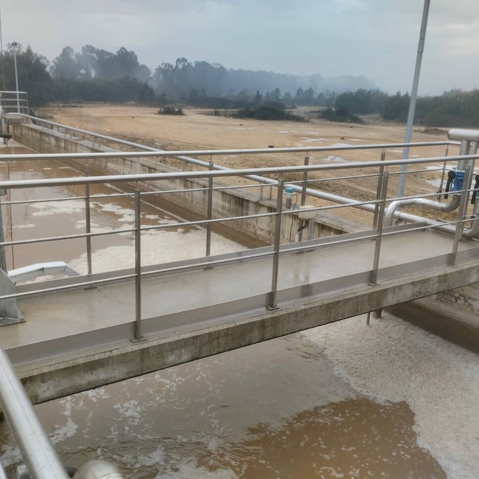 pasarela metálica en planta de tratamiento de agua